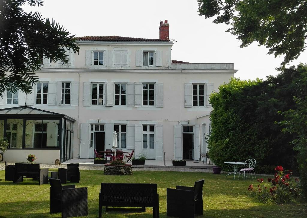 H De Surgeres Bed and Breakfast Buitenkant foto