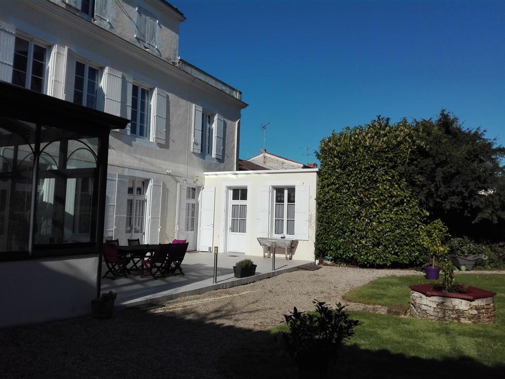 H De Surgeres Bed and Breakfast Buitenkant foto